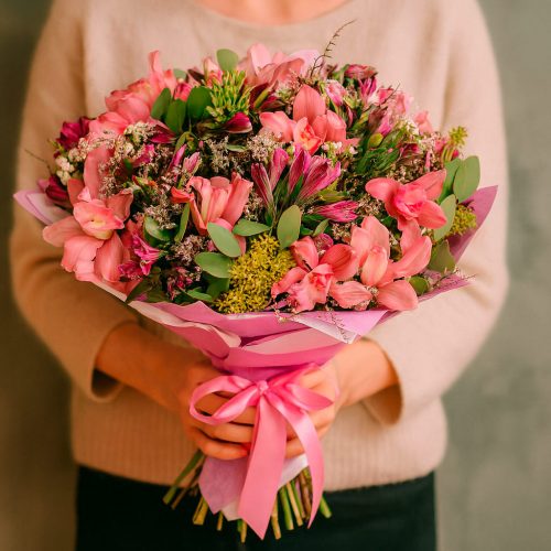 Букет цветов «Розовый вихрь»